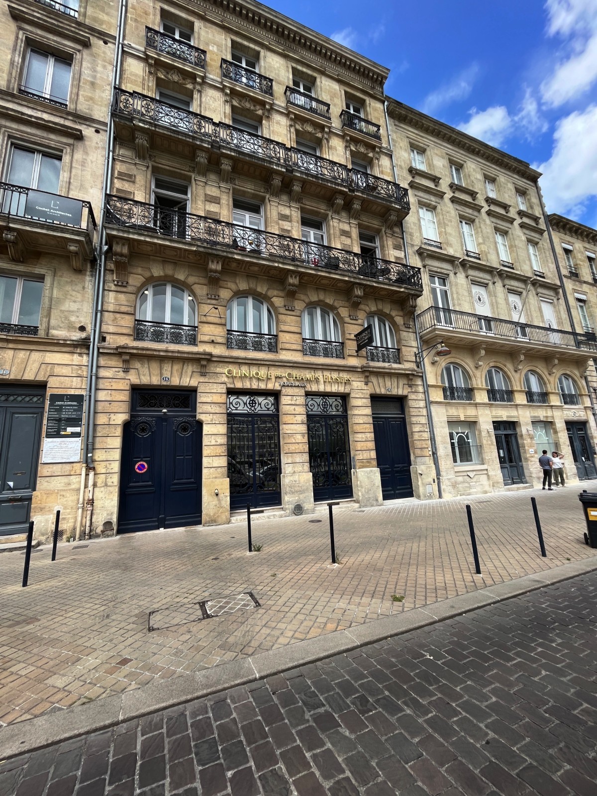 Façade en pierre de l'immeuble de la clinique des Champs-Élysées à Bordeaux