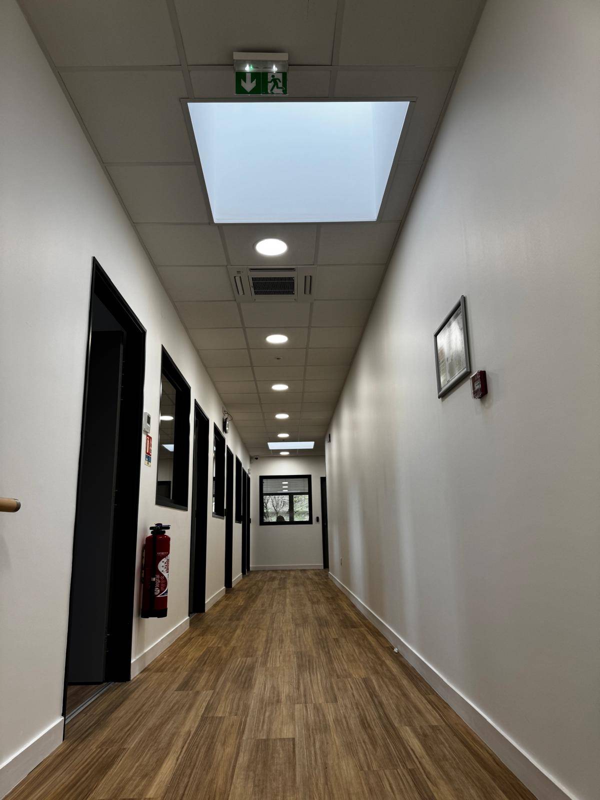 Couloir de bureaux avec diffuseurs d'air au plafond
