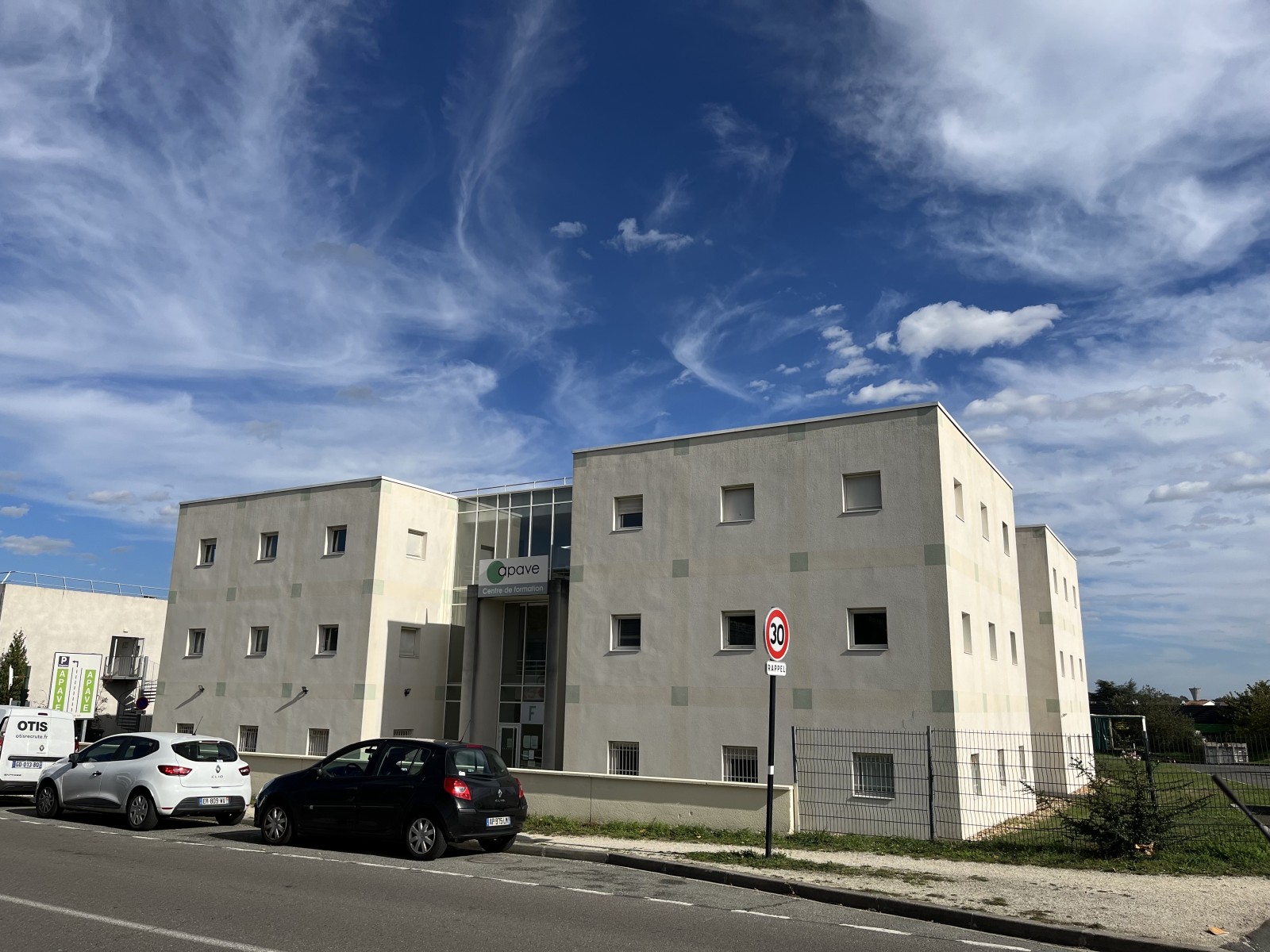 Façade principale du centre de formation APAVE à Artigues-près-Bordeaux