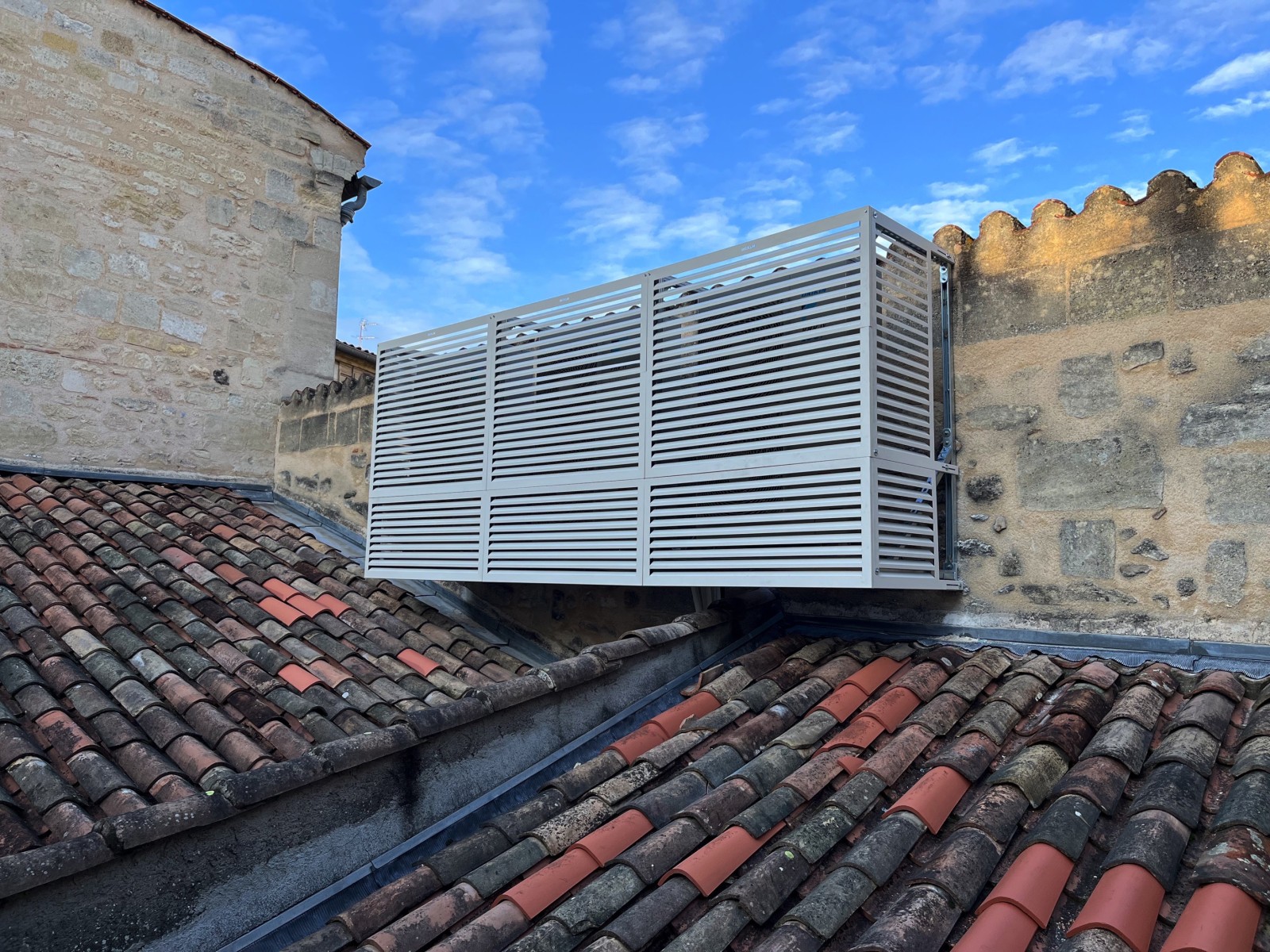 Groupes extérieurs VRV Daikin habillés d'un cache Decoclim