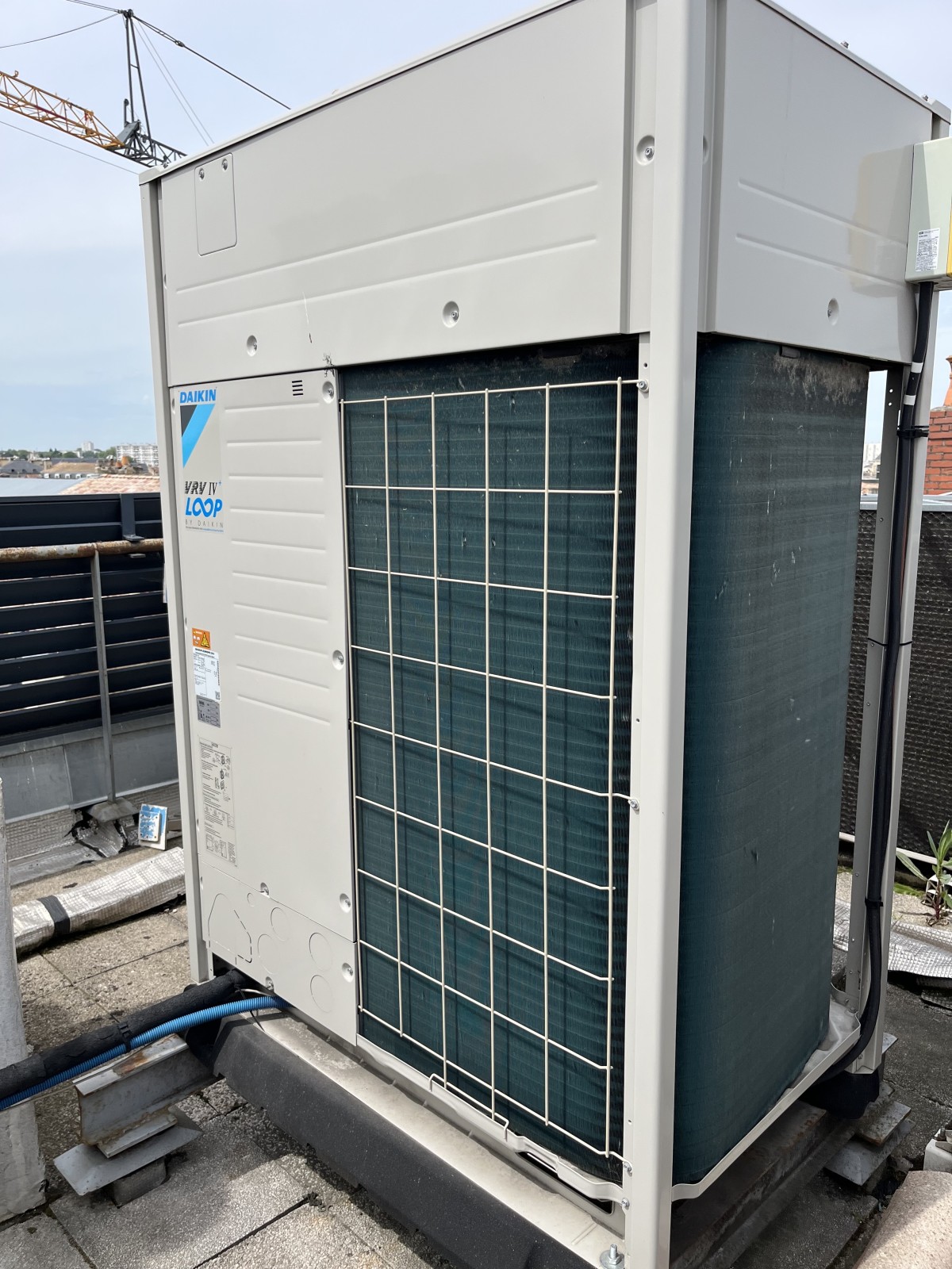 Groupe extérieur VRV Daikin en terrasse : entretien de la climatisation d'une clinique à Bordeaux