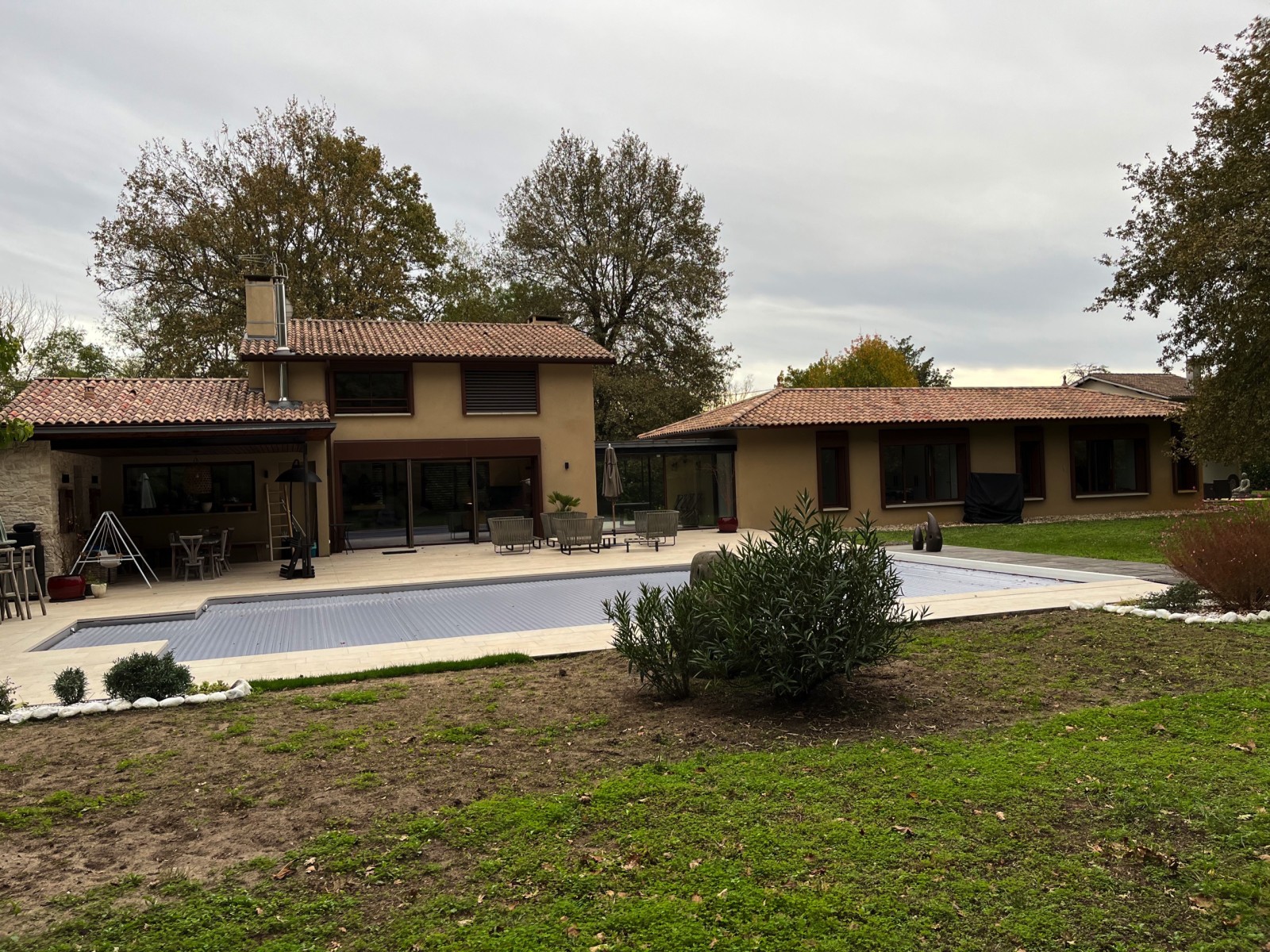 Façade de la villa à Léognan préservée sans groupe visible