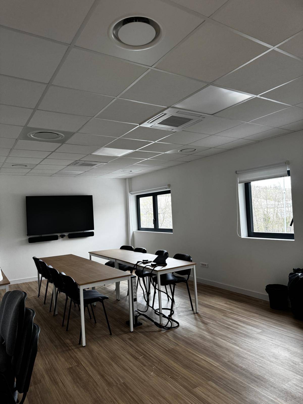 Salle de réunion climatisée par des unités plafonnières