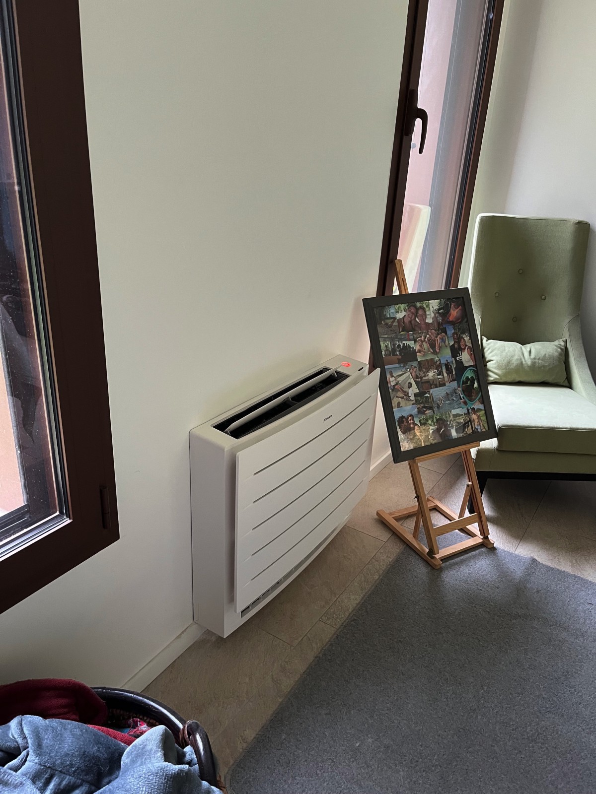 Console Daikin dans une pièce de la villa