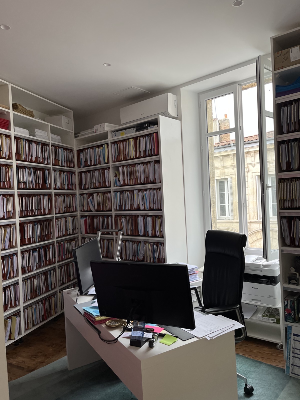 Climatiseur mural General dans un bureau d'avocat du centre de Bordeaux