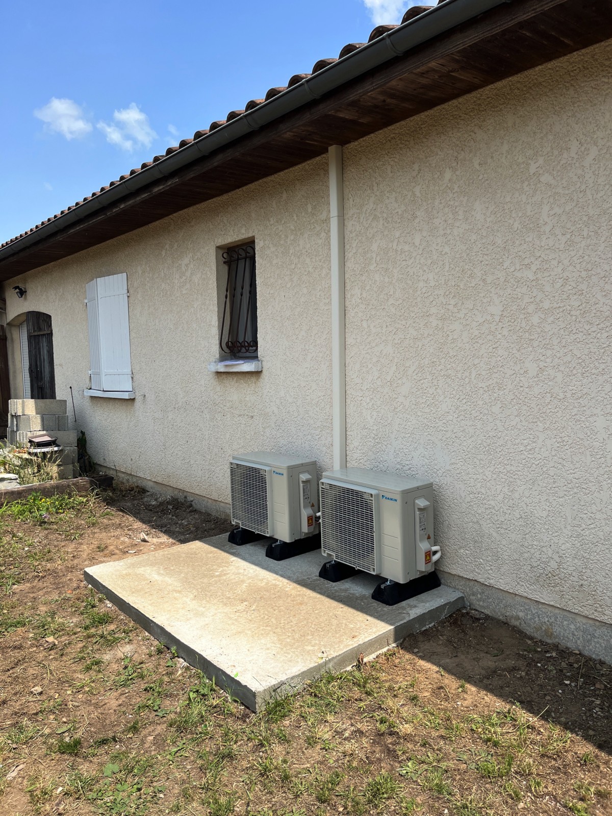 Groupes extérieurs Daikin posés sur le côté de la maison