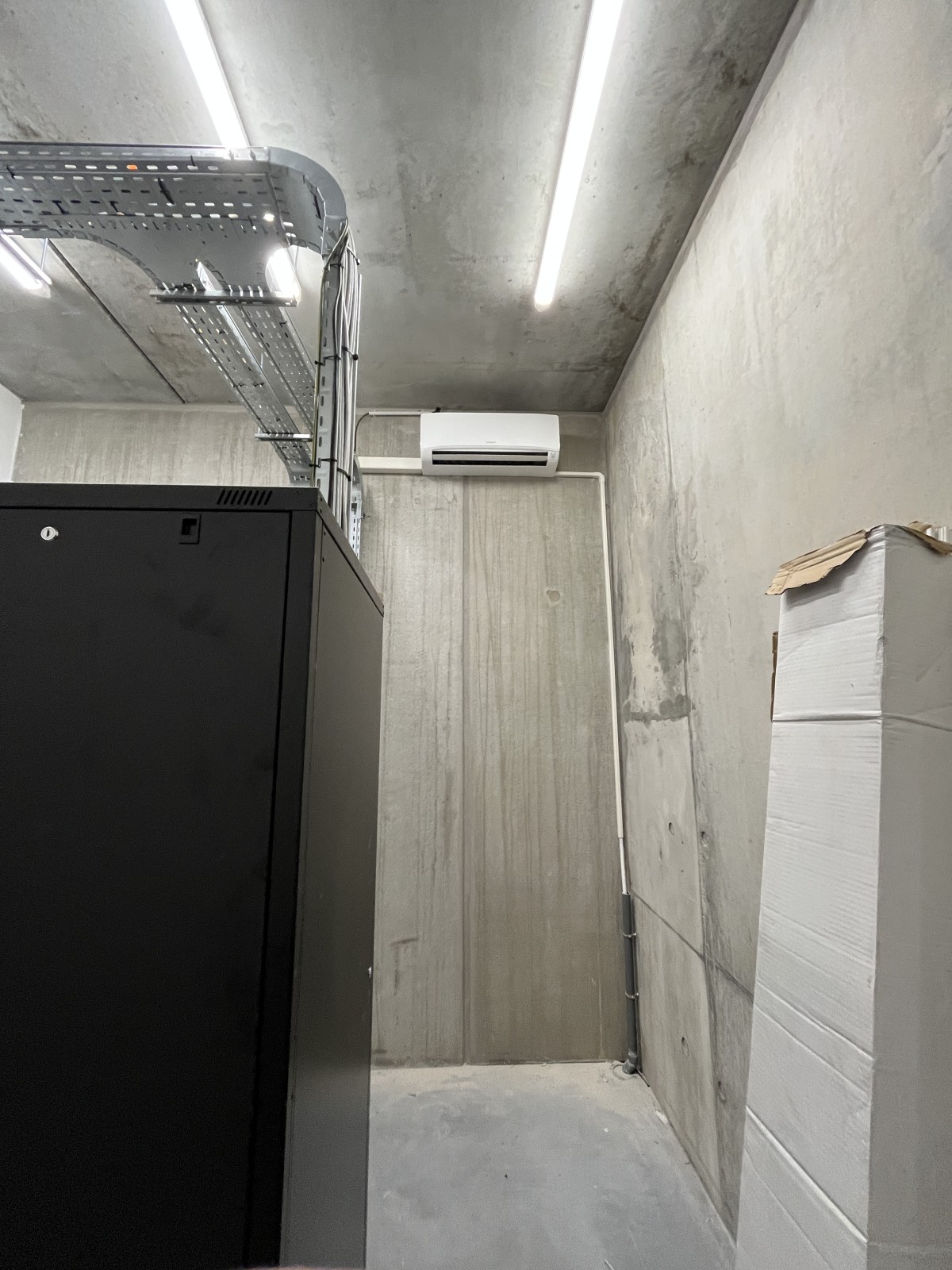 Salle informatique maintenue à 24 °C par un monosplit Hitachi