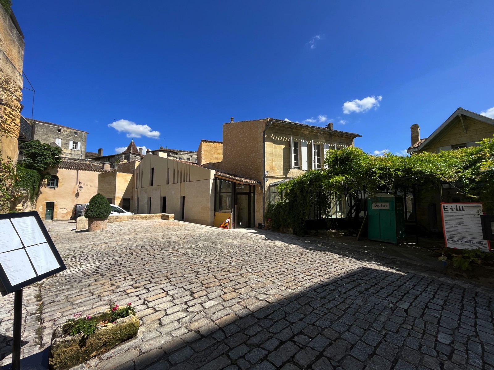 Façade des Logis de la Cadène au cœur de Saint-Émilion