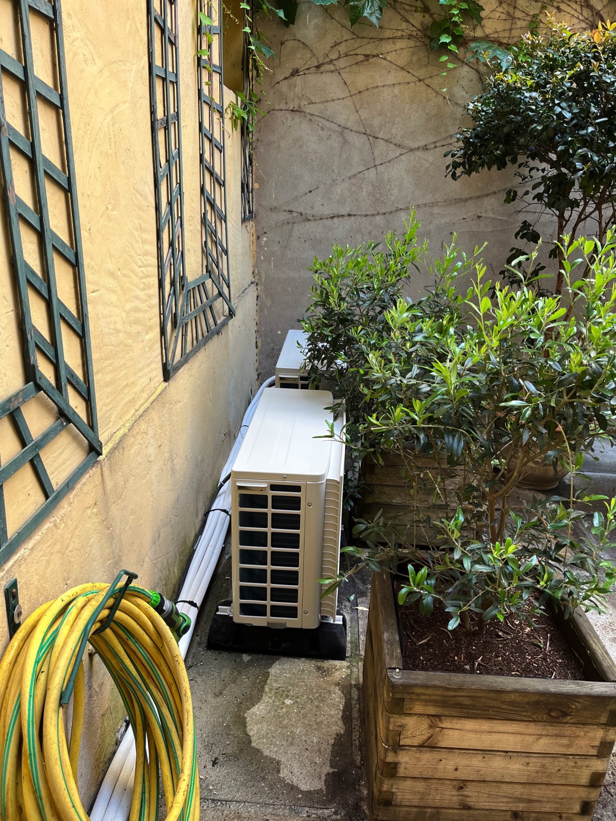 Pose des groupes extérieurs Daikin sur la terrasse