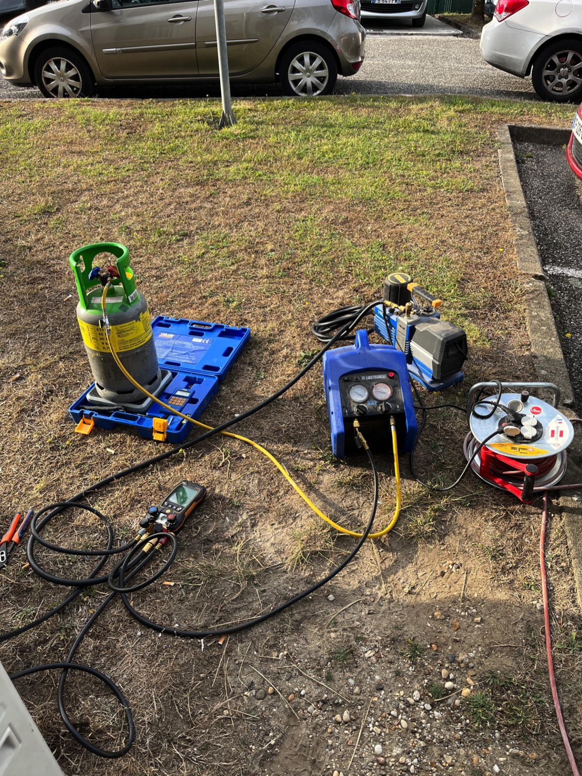 Station de récupération, pompe à vide et bouteille pour le dépannage d'un multisplit