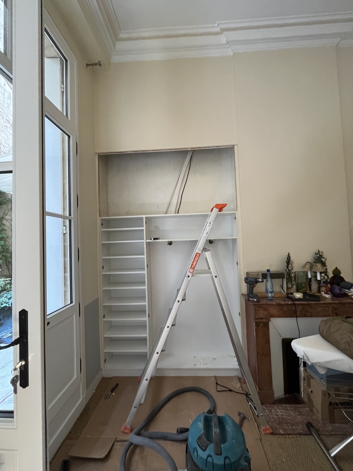 Démontage d'une armoire pour cacher les liaisons frigorifiques