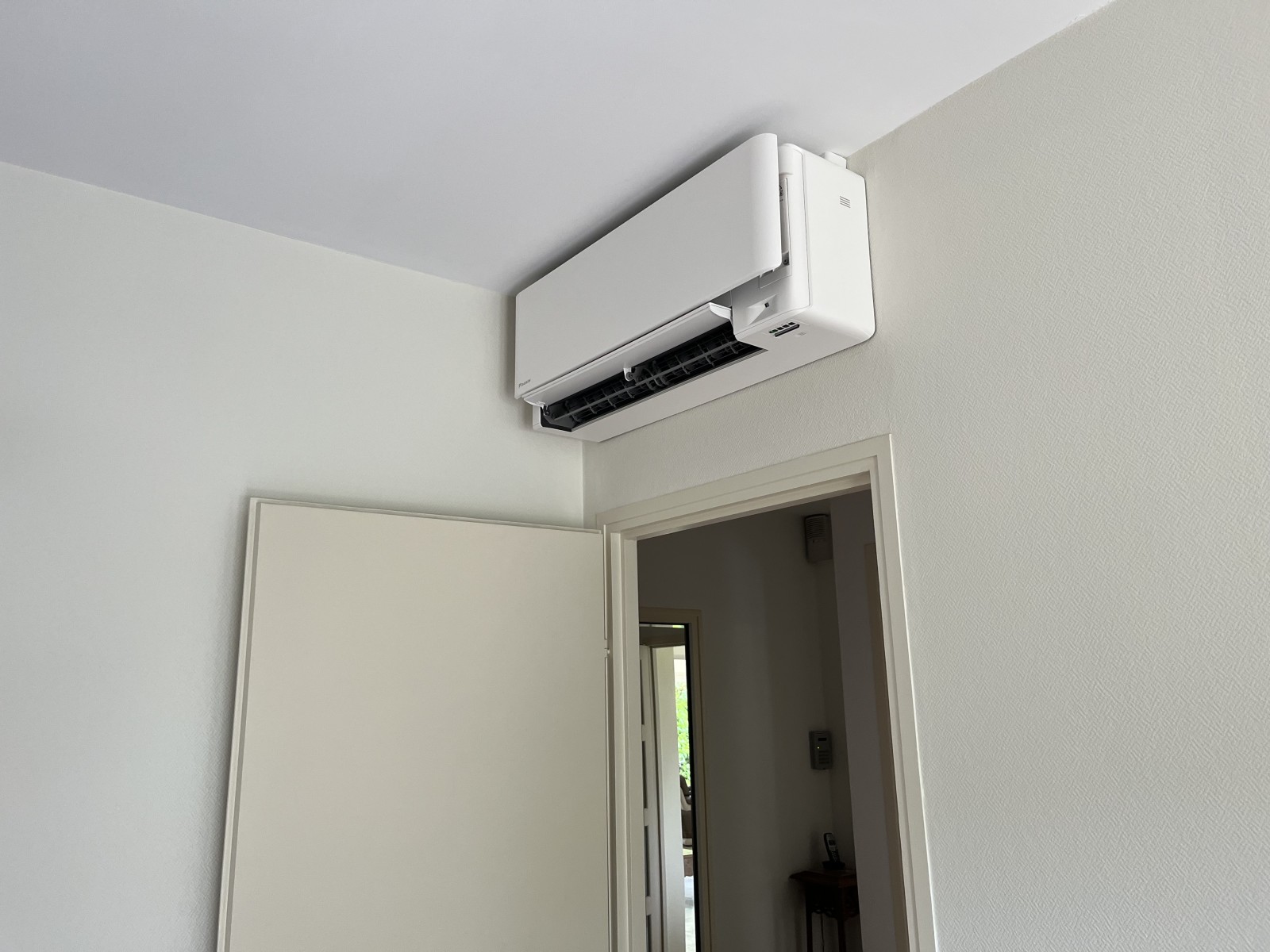 Installation de climatisation murale Daikin Stylish dans une maison de plain-pied à Mérignac