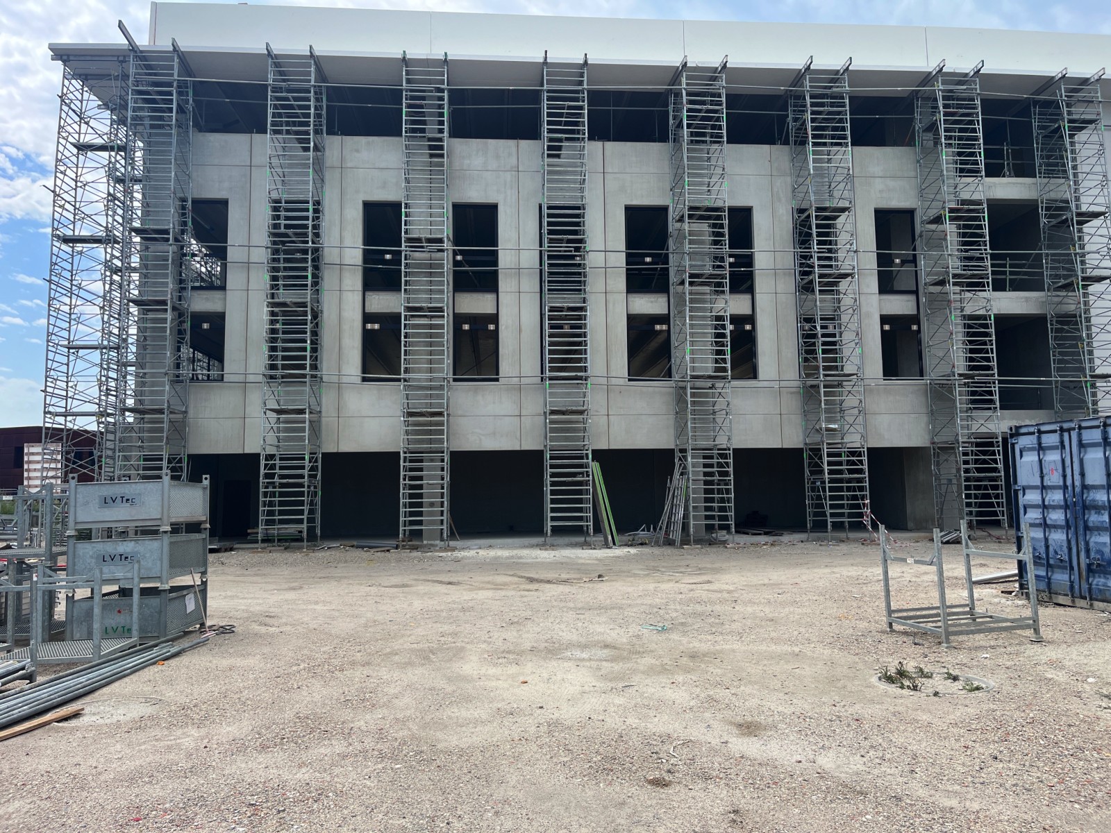 Façade arrière du Le First à Mérignac pendant la pose de la climatisation VRV 3 tubes