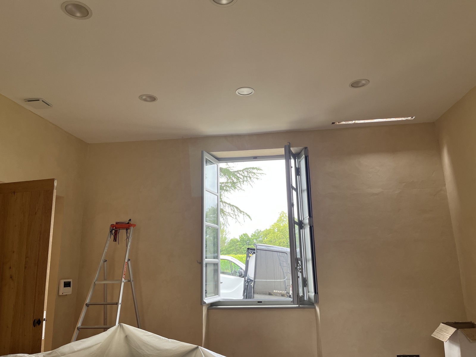 Pose des grilles de soufflage pendant le chantier