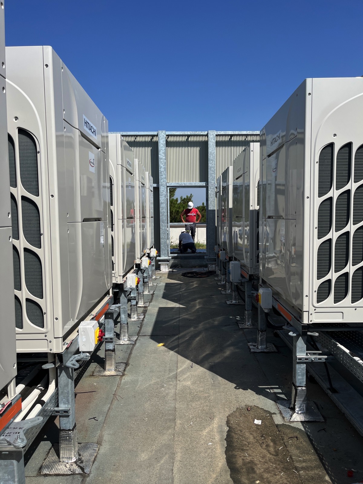 Groupes VRF Hitachi en toiture avec habillage acoustique à Mérignac
