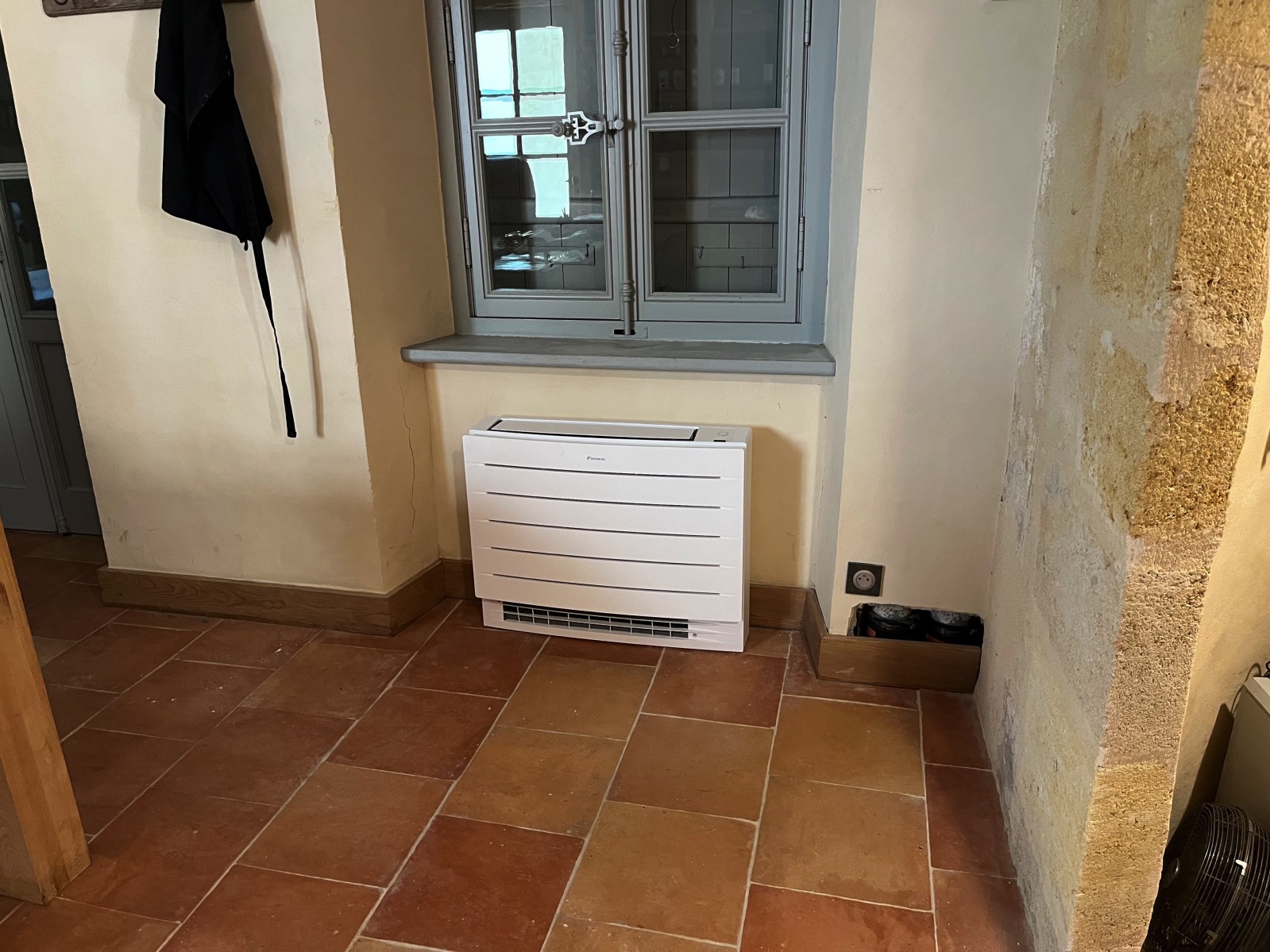 Console double flux Daikin raccordée au VRV dans une chambre mansardée du château