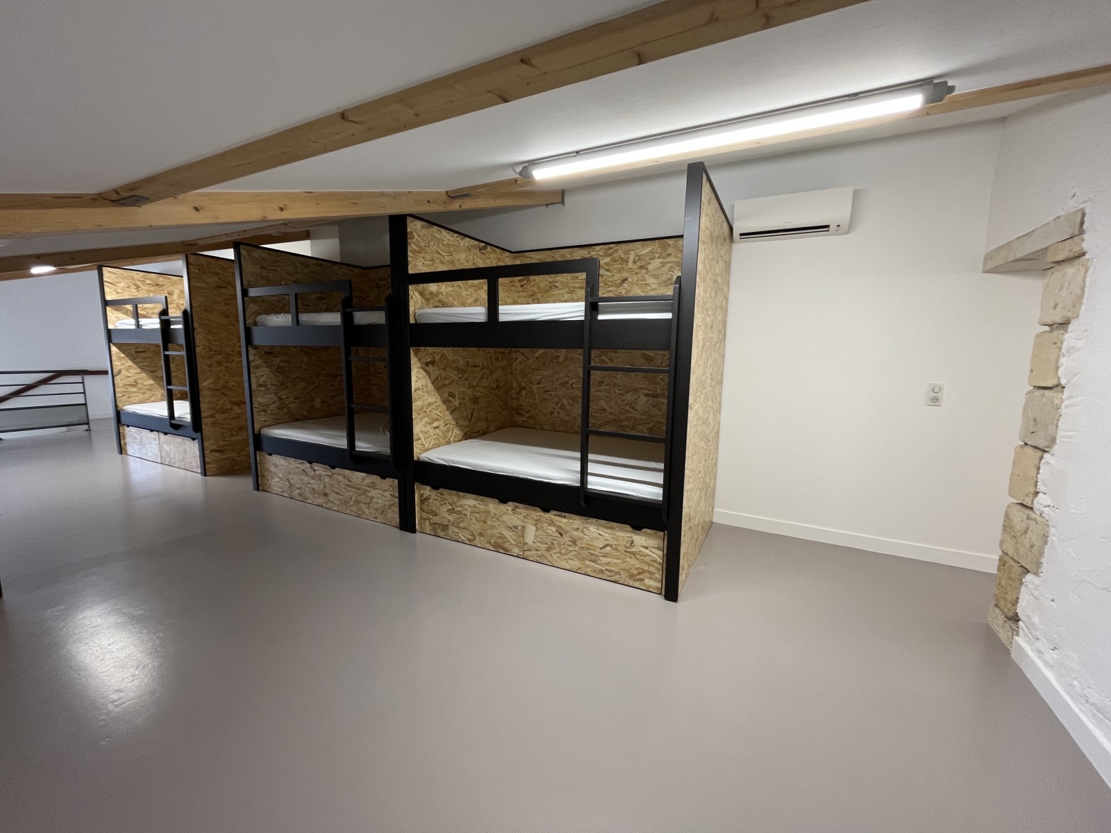 Dortoir du château de l'Hospital à Portets : climatisation par deux Daikin Sensira