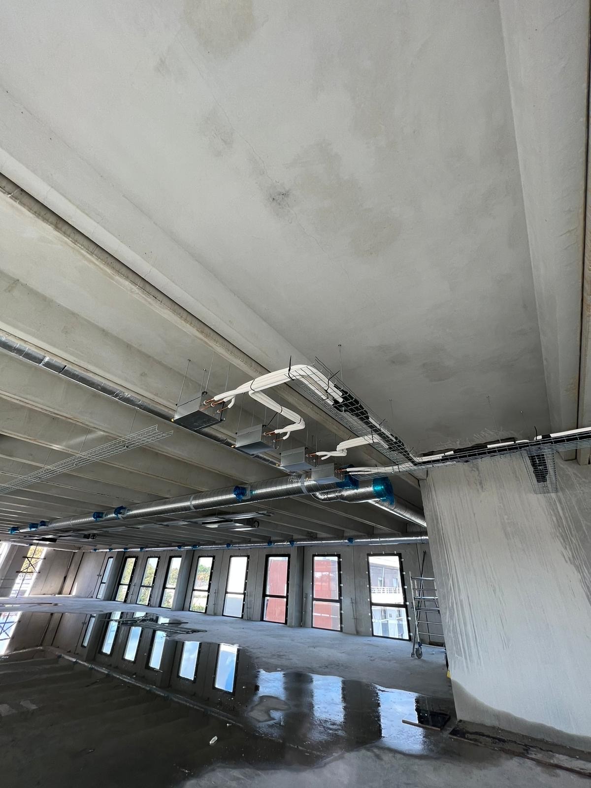 Réseau frigorifique trois tubes du VRV Daikin en cours de pose