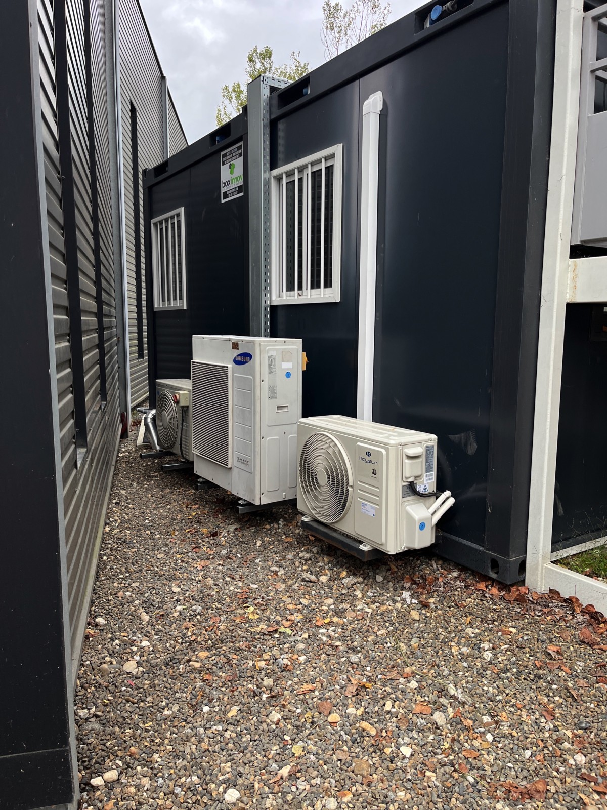 Déplacement des groupes de climatisation au sol chez Guyenne Enrobés à Mérignac