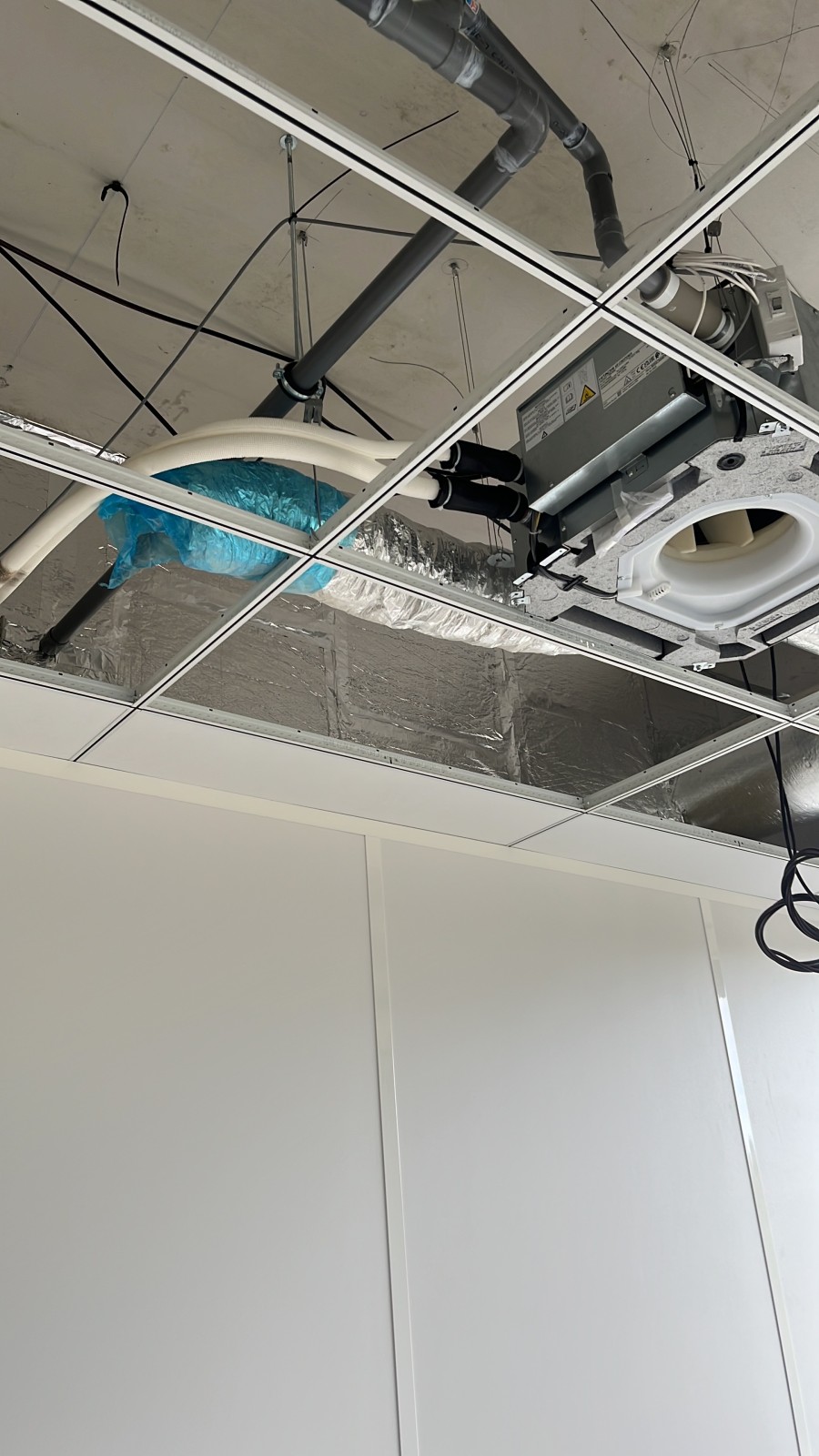 Pose des unités de la climatisation VRF Hitachi dans les faux plafonds des bureaux à Mérignac