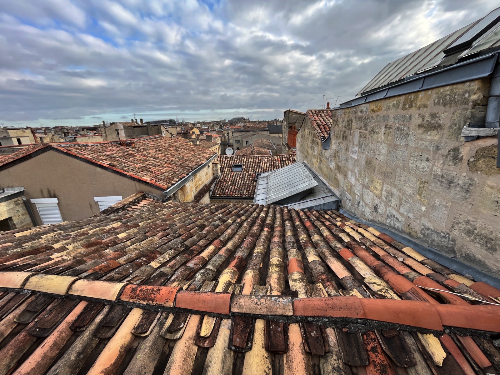 Coffret ventilé du groupe extérieur sous la toiture