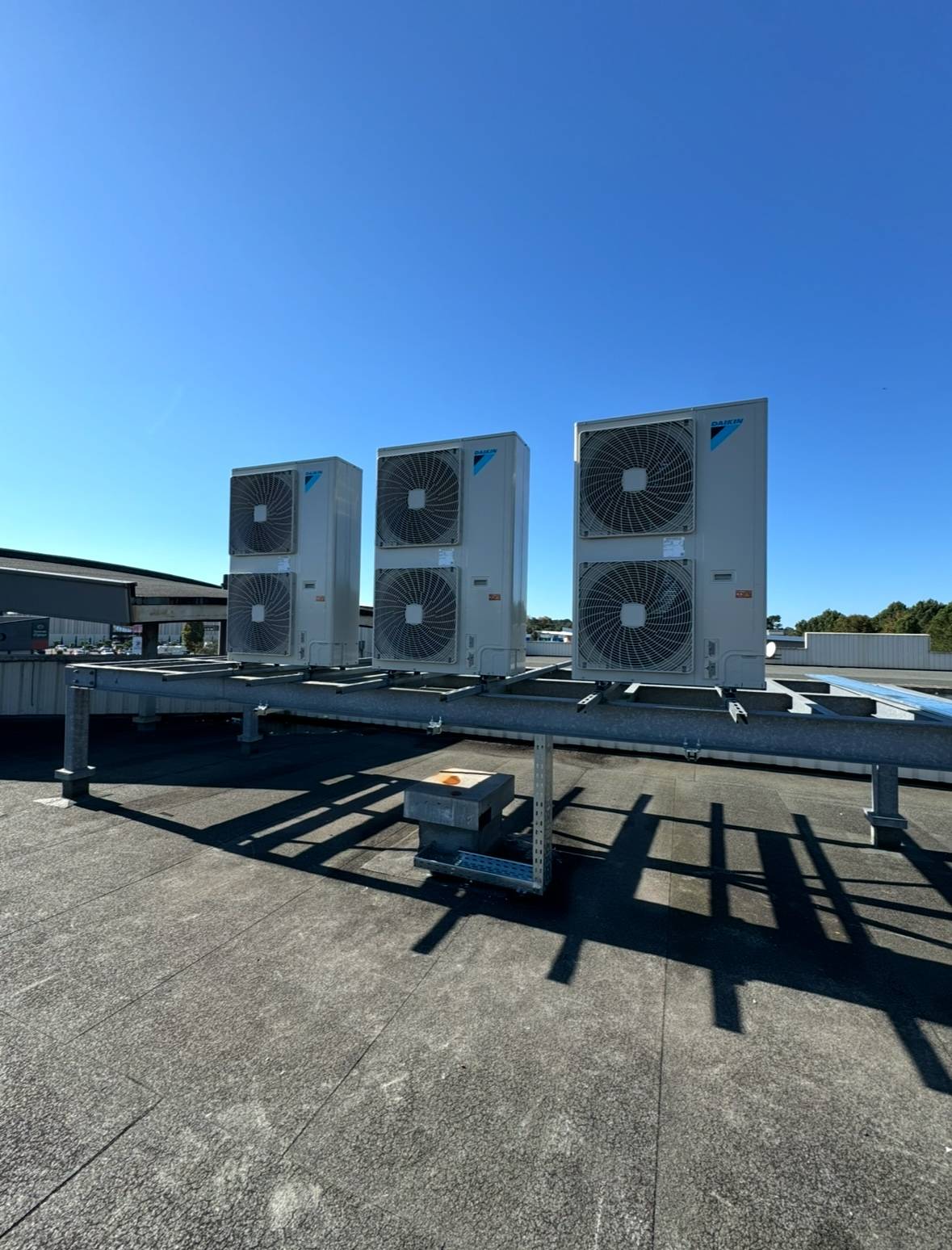Remplacement de la climatisation : trois groupes neufs sur le toit du Chausséa de Biscarrosse
