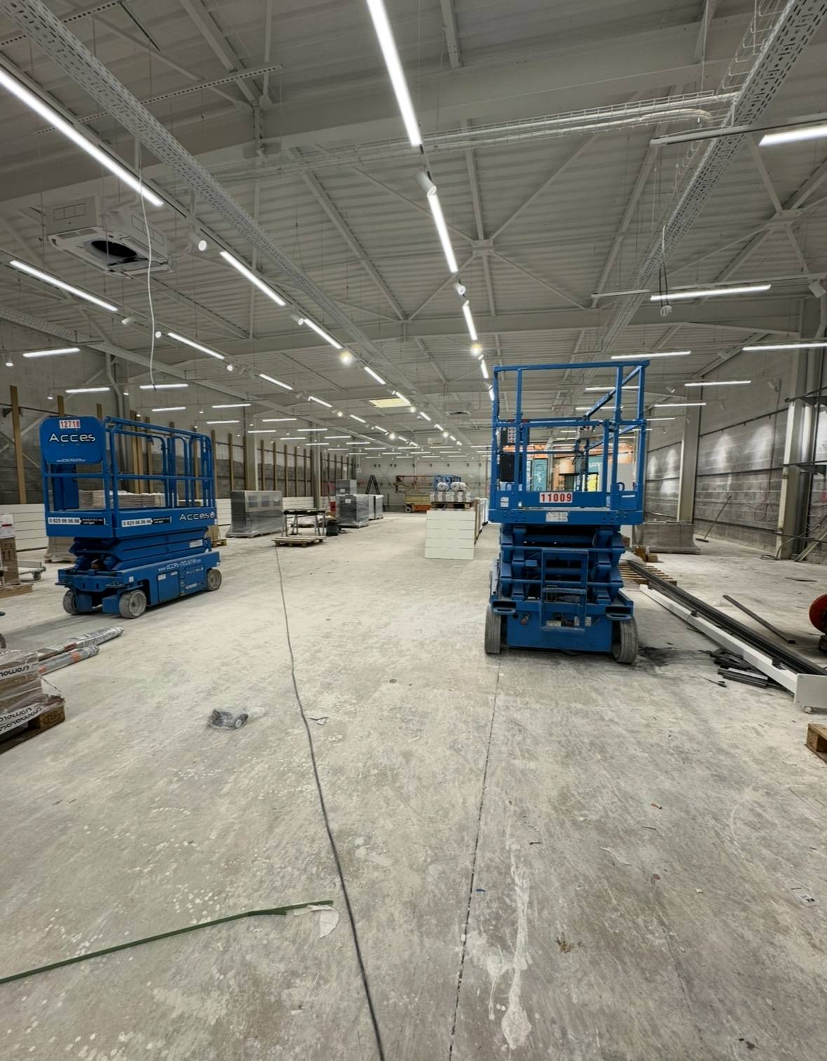 Nacelles ciseaux pour travailler sous la toiture du magasin