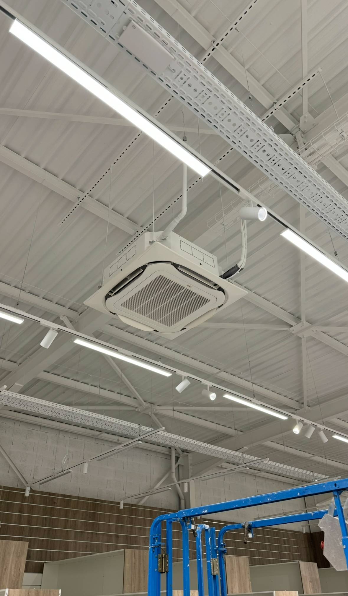 Cassette suspendue sous la charpente métallique du Chausséa de Biscarrosse