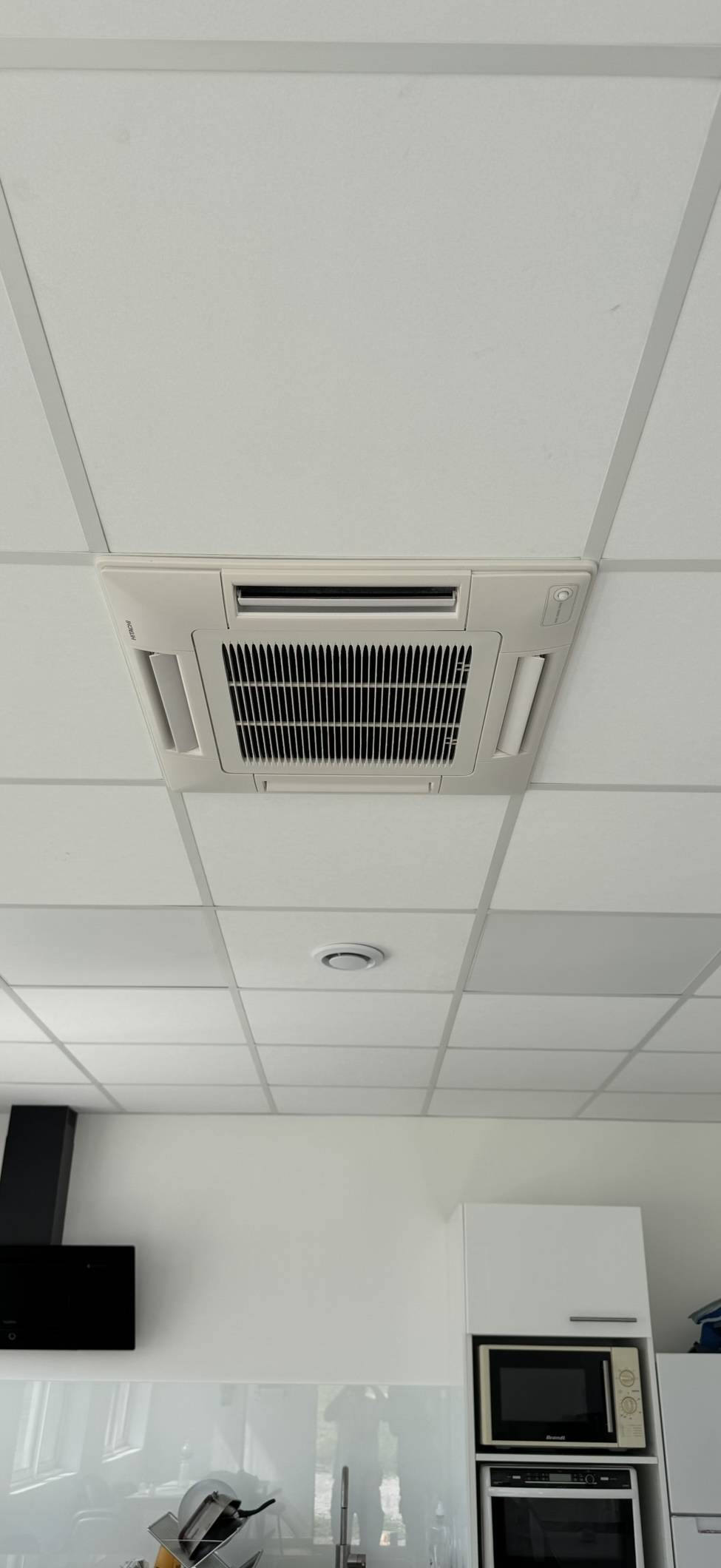 Climatisation réversible d'entreprise : cassette dans le faux plafond d'une salle de pause à Bordeaux