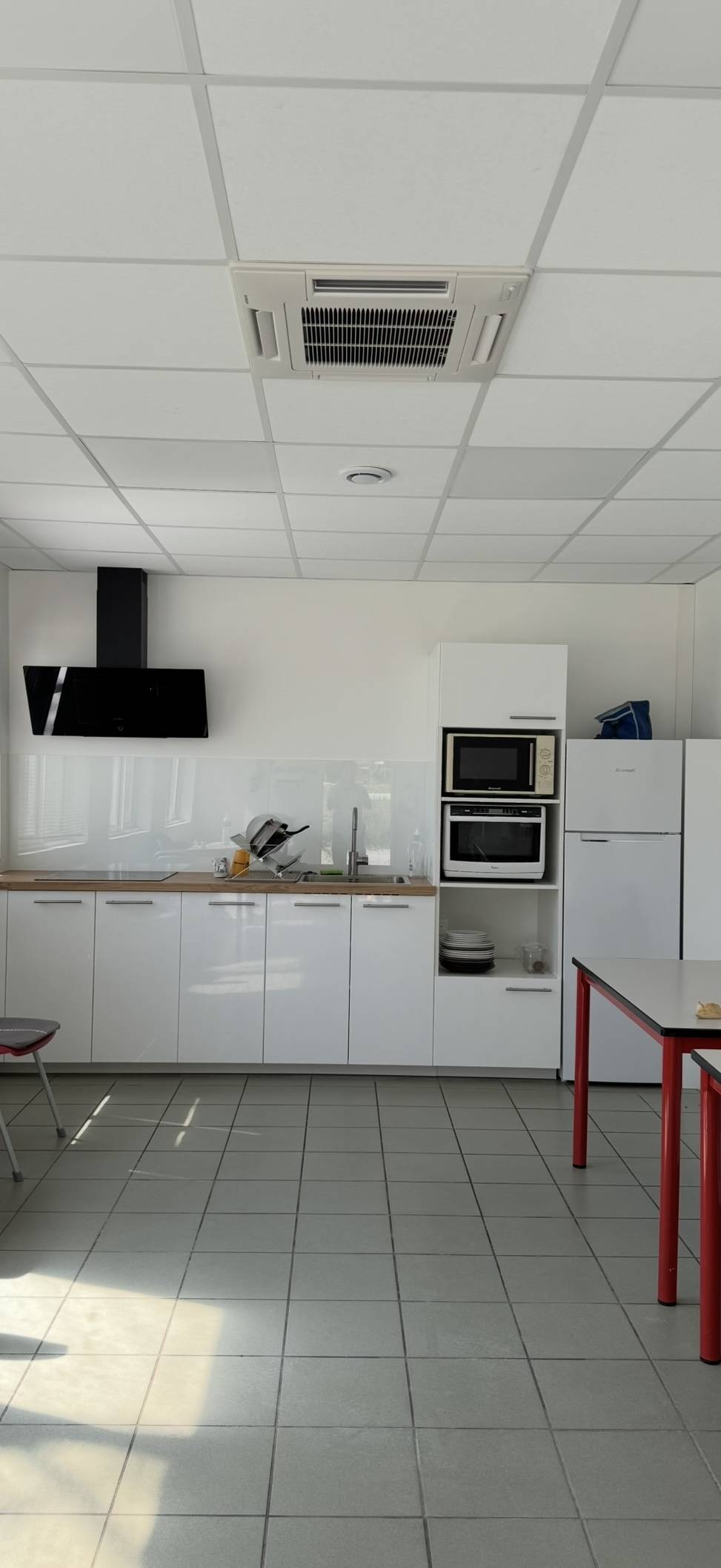 Salle de pause climatisée avec sa kitchenette