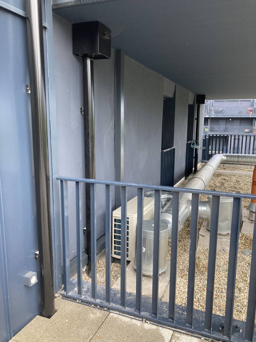 Cache en tôle pliée couleur façade sur les liaisons