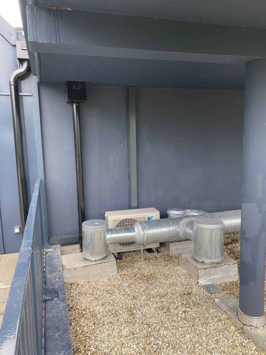 Groupe extérieur multisplit caché derrière les gaines de ventilation