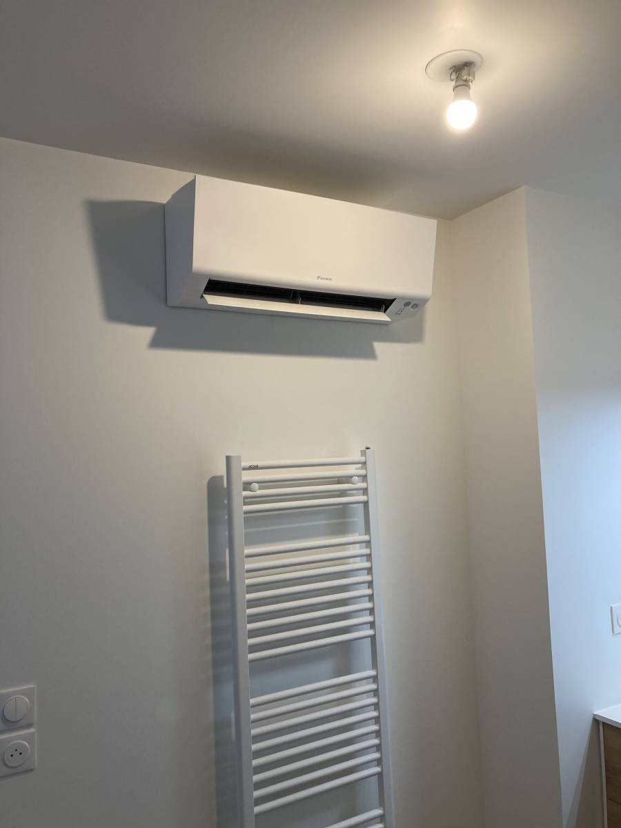Mural de la climatisation multisplit Daikin Perfera dans un appartement à Bègles