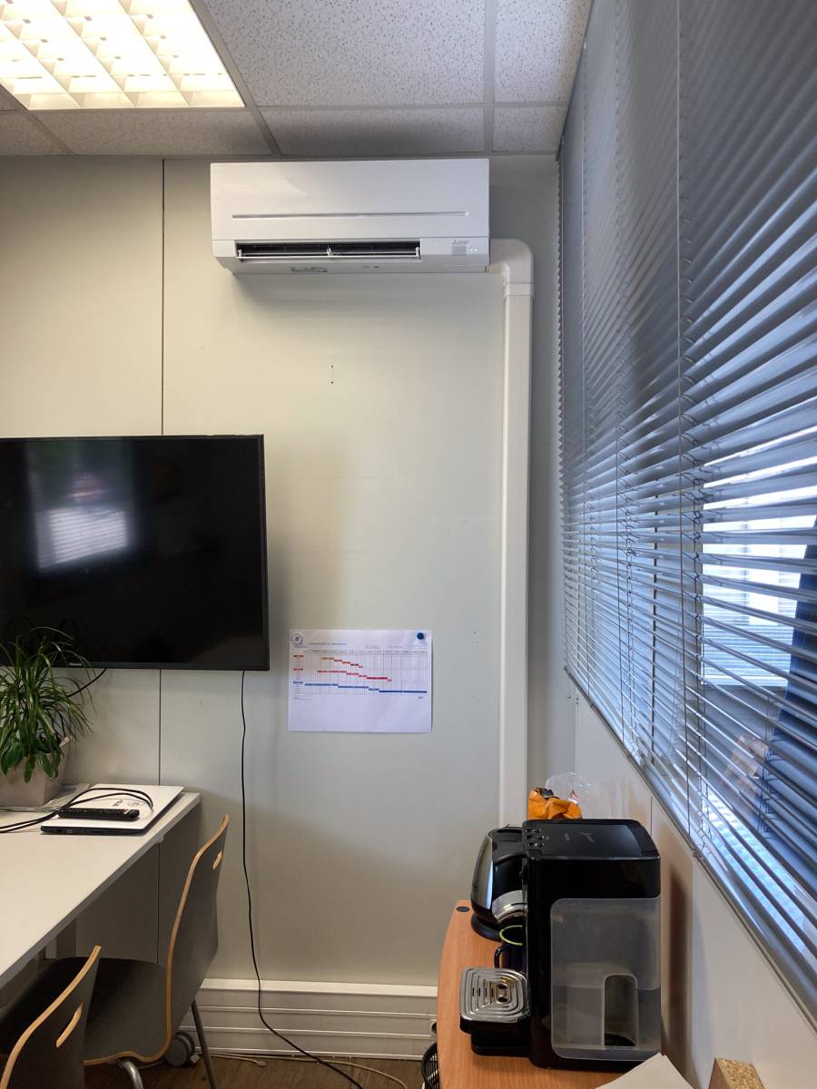 Bureau climatisé avec goulotte PVC blanche discrète