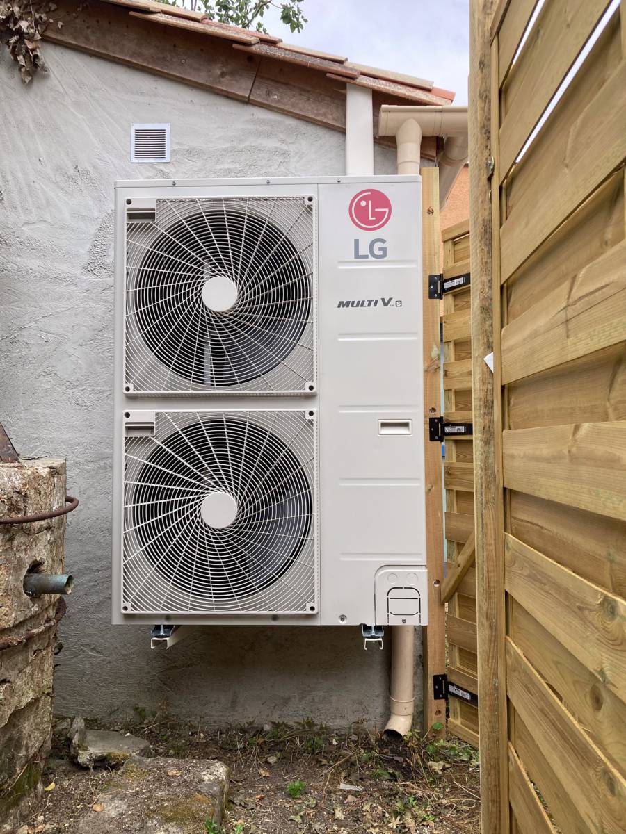 Groupe extérieur DRV LG de la climatisation des crèches de Castelnau-de-Médoc et d'Avensan