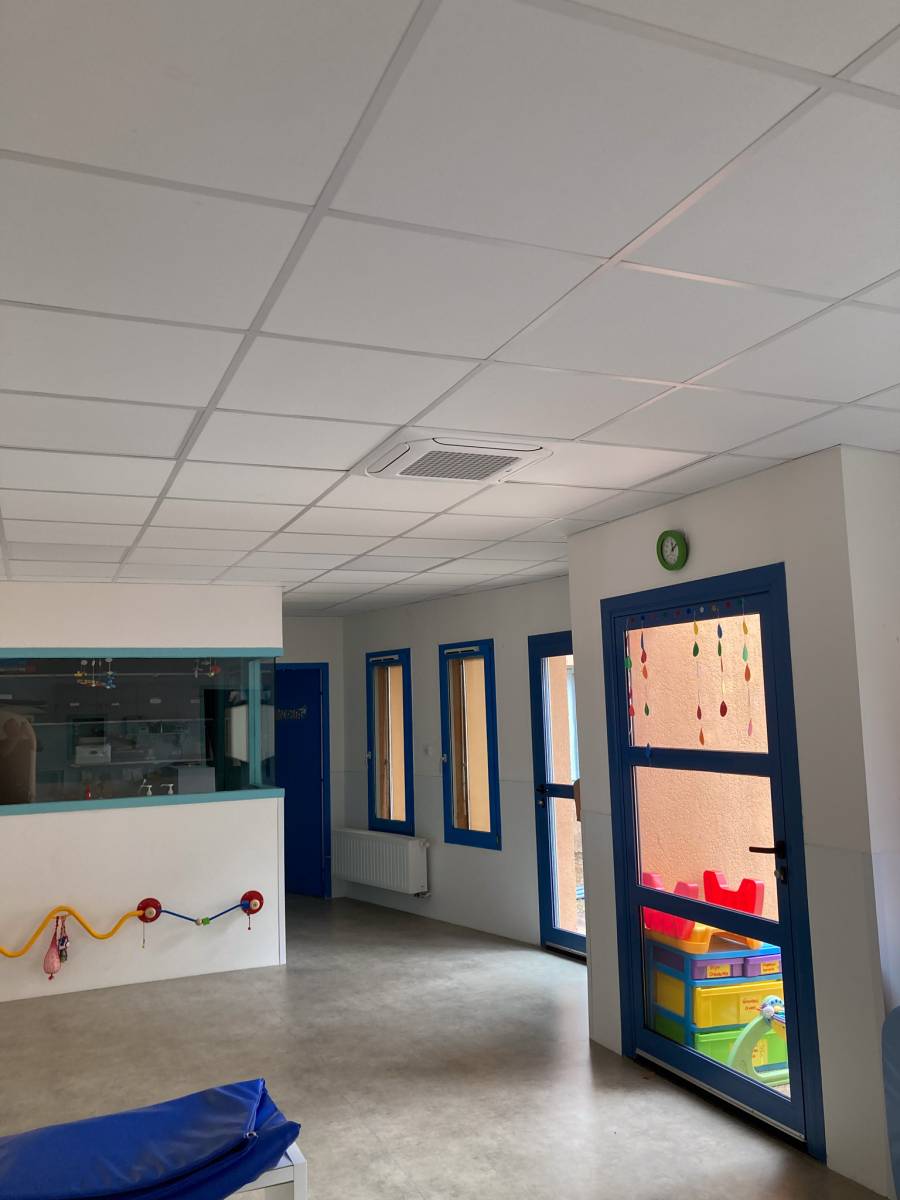 Salle d'éveil climatisée par une cassette LG à la crèche d'Avensan