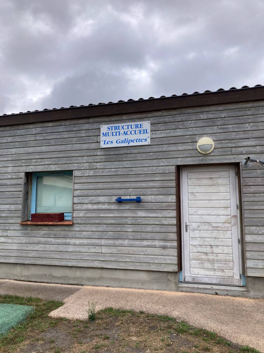 Façade principale de la crèche d'Avensan dans le Médoc