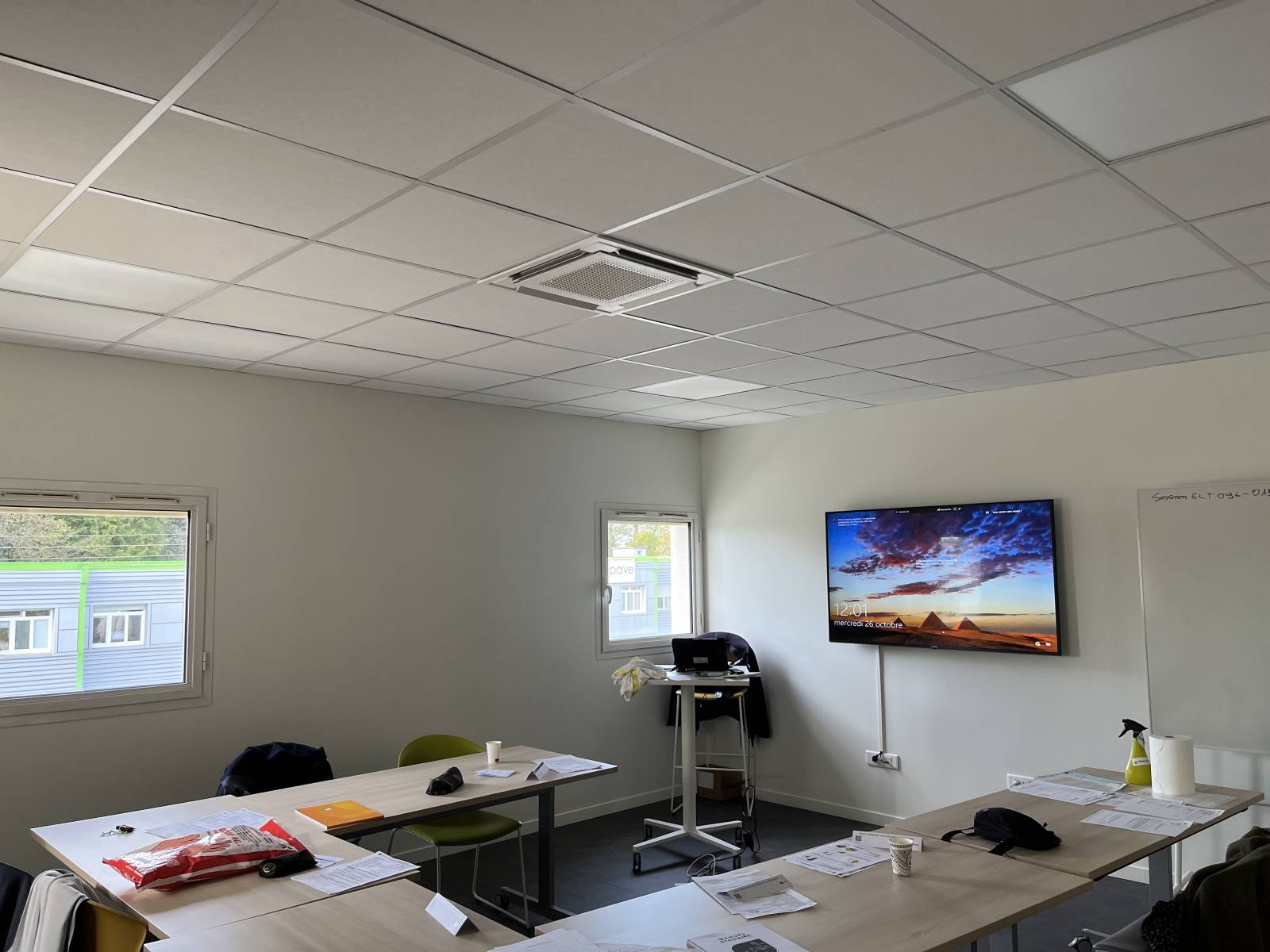 Cassette Daikin 600x600 intégrée au faux plafond d'une salle de formation