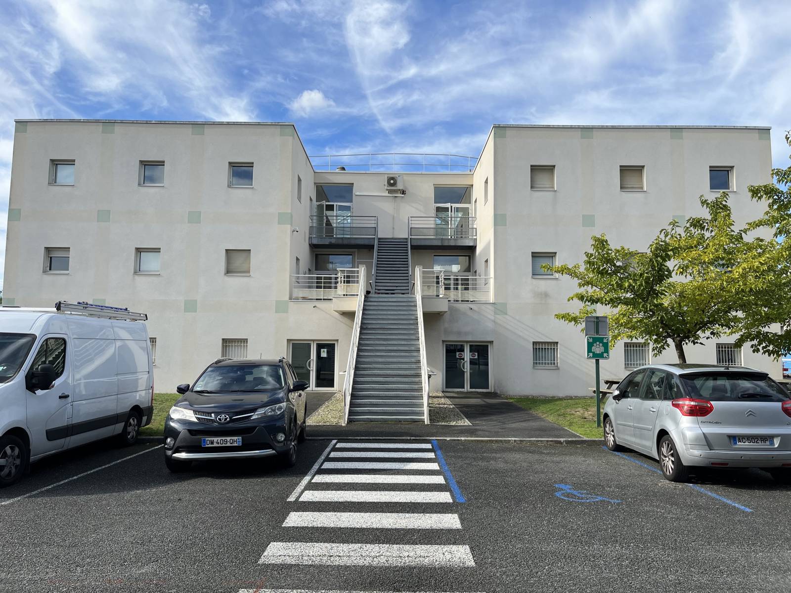 Façade arrière du bâtiment de formation rénové à Artigues-près-Bordeaux