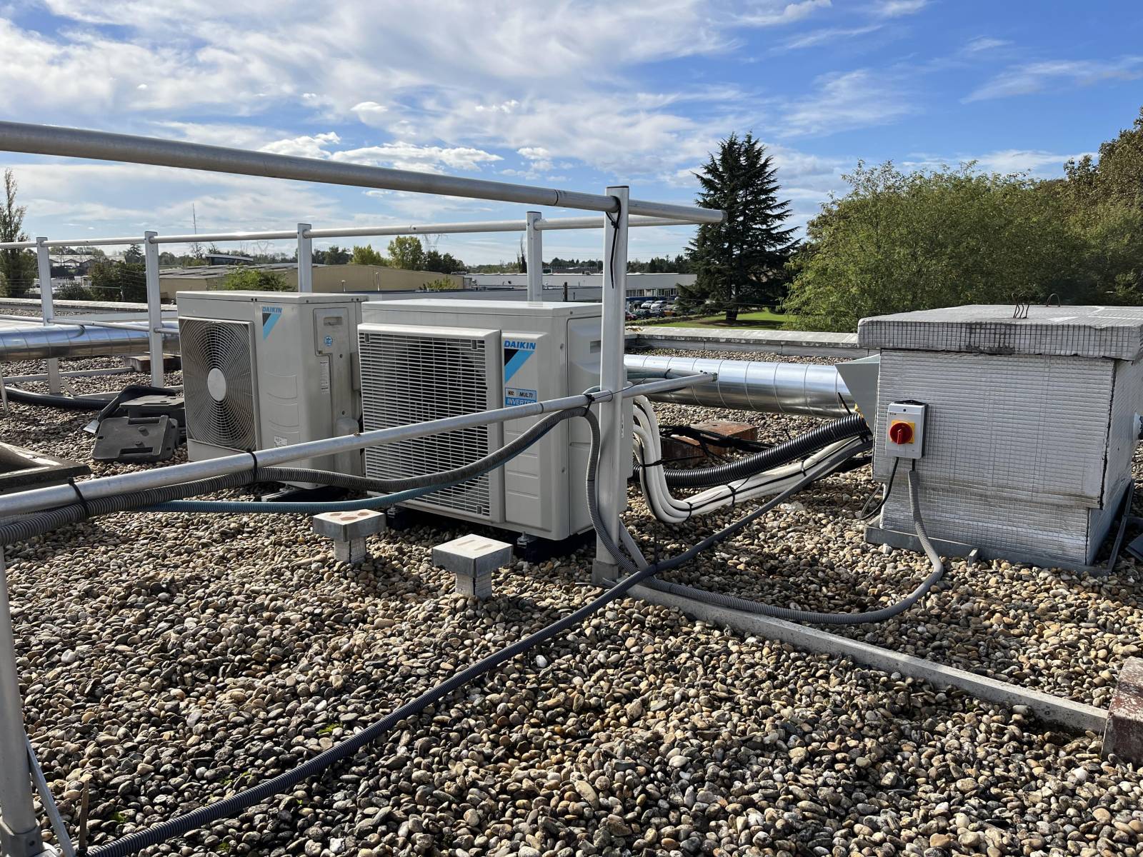 Groupe extérieur multisplit Daikin installé en toiture à Artigues