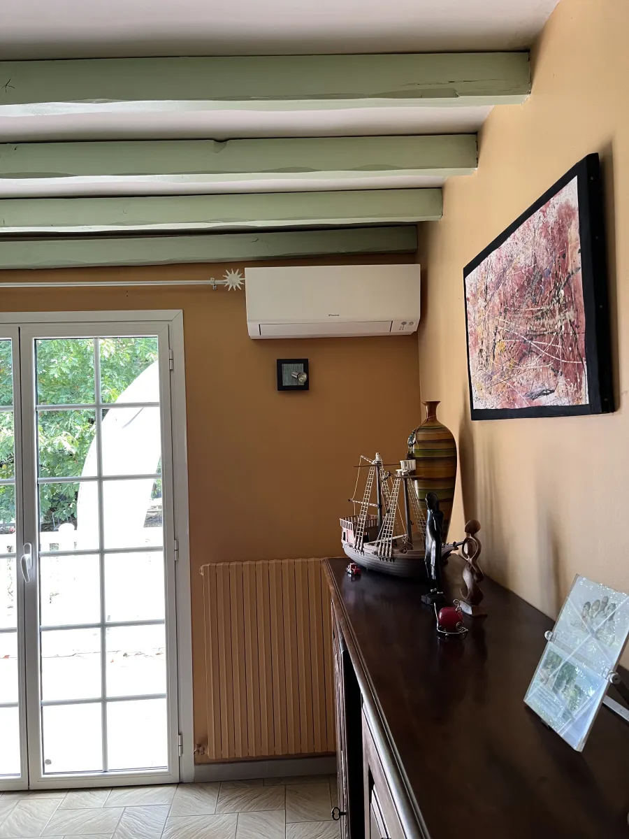 Mural Daikin dans le salon de la maison de plain-pied