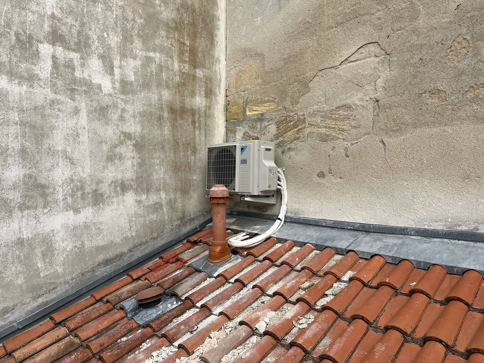 Groupe extérieur Daikin sur support mural