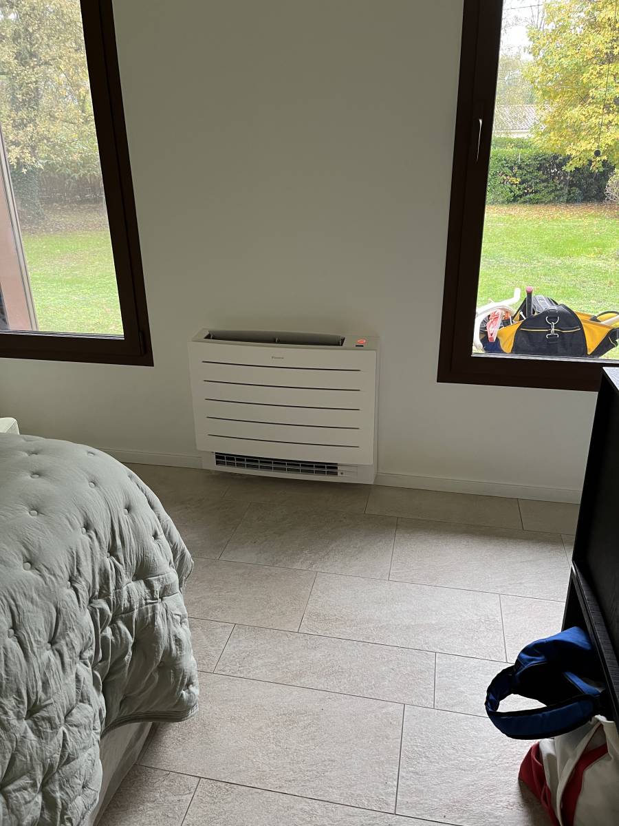 Console Daikin Perfera sous la fenêtre d'une chambre