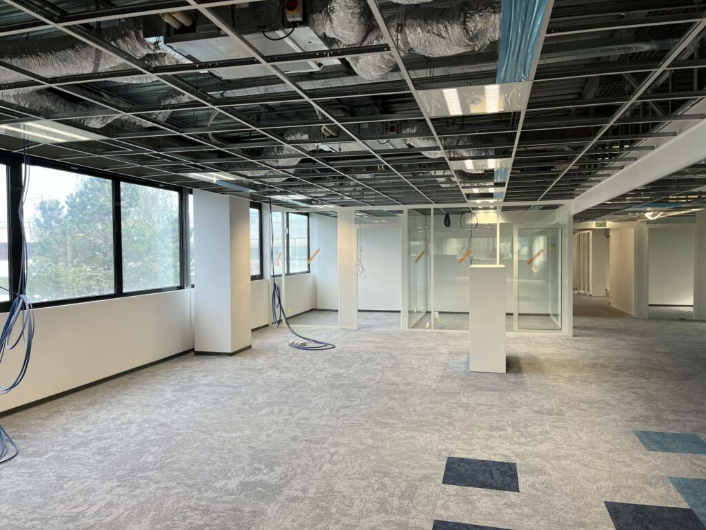 Chantier de climatisation tertiaire par Bordeaux Génie Climatique dans les bureaux BNP Paribas de Mérignac
