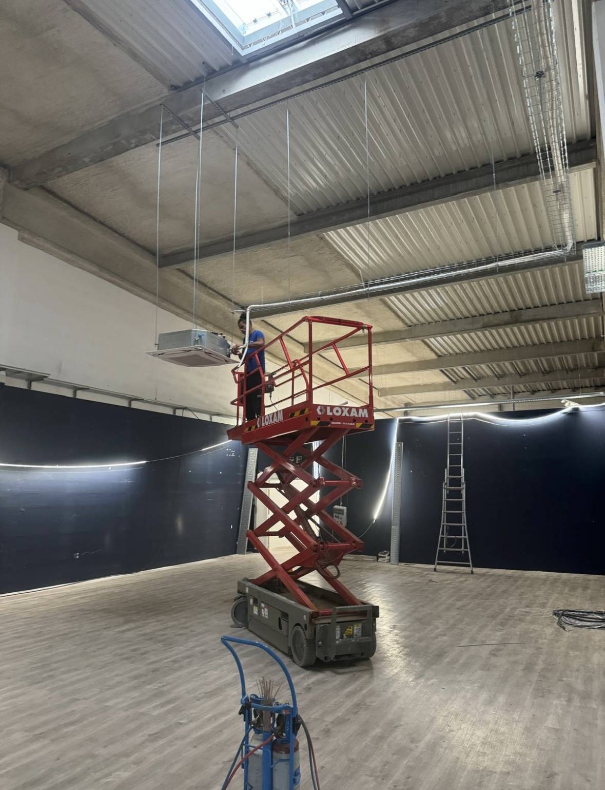 Nacelle ciseaux utilisée pour poser une cassette dans le magasin Chausséa de Biganos