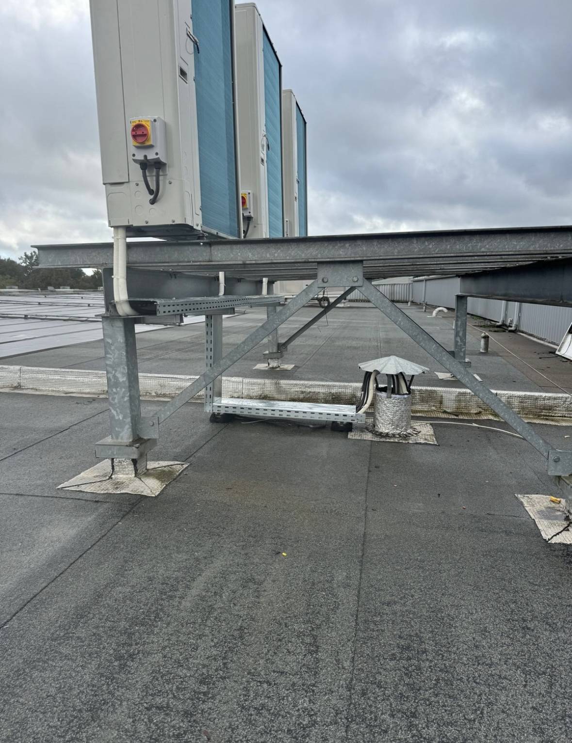 Châssis métallique posé sur le toit terrasse avant le grutage des groupes