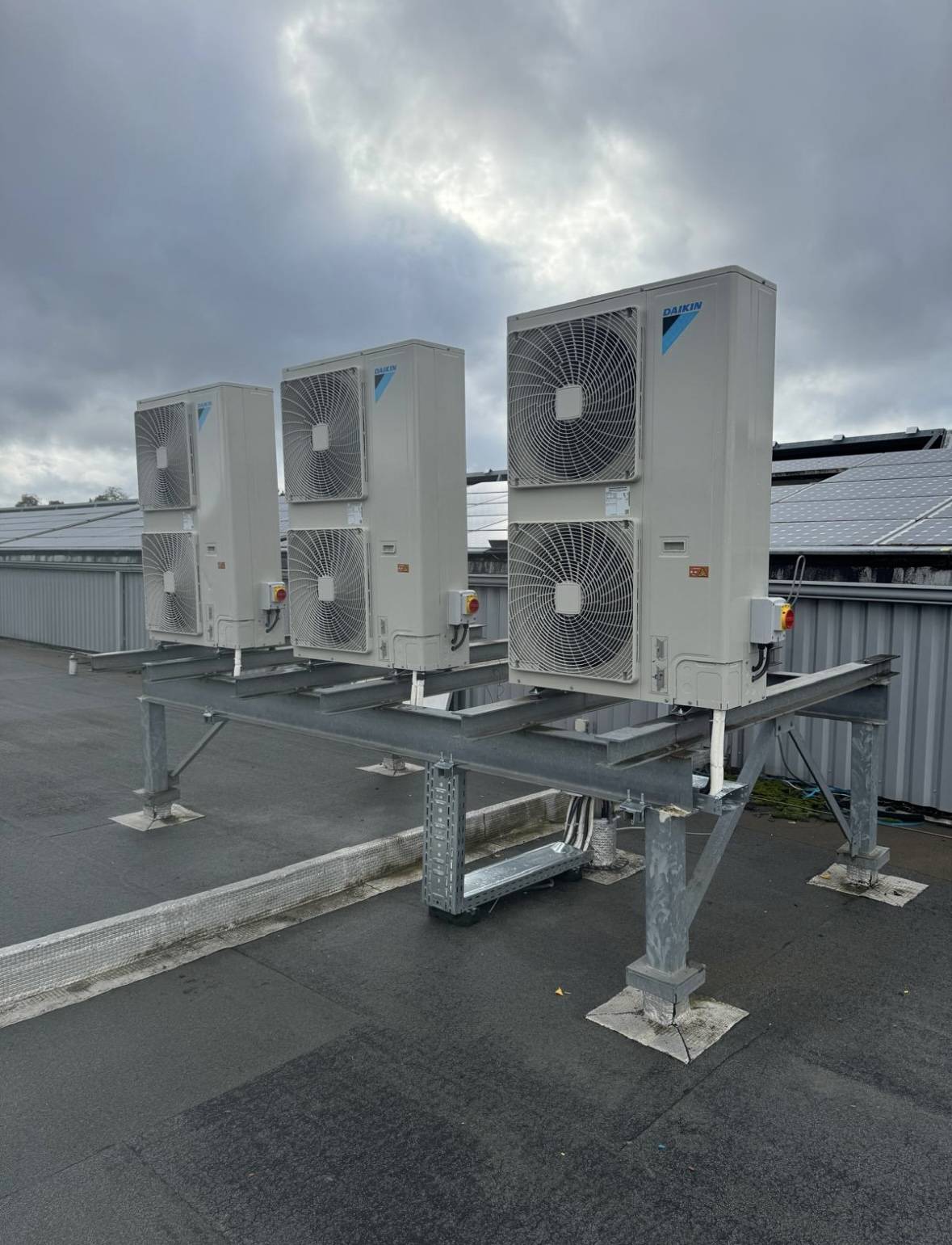 Groupes extérieurs Daikin de la climatisation du magasin Chausséa de Biganos