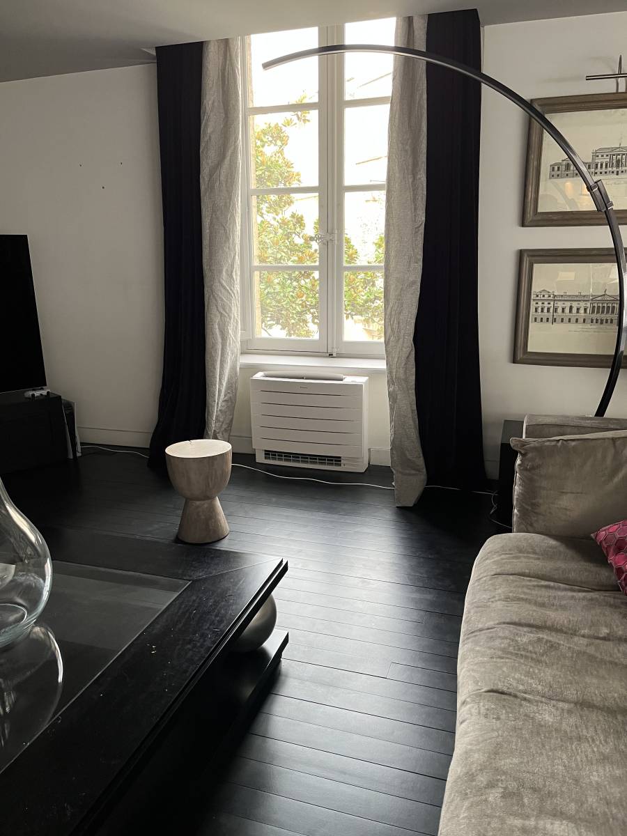 Console Daikin dans l'espace TV du loft