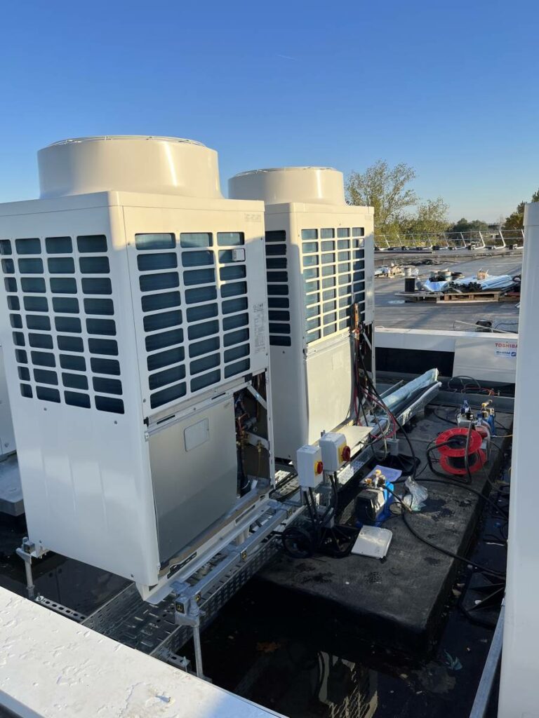 Groupes extérieurs de la climatisation VRV Toshiba en toiture du siège BNP Paribas à Mérignac