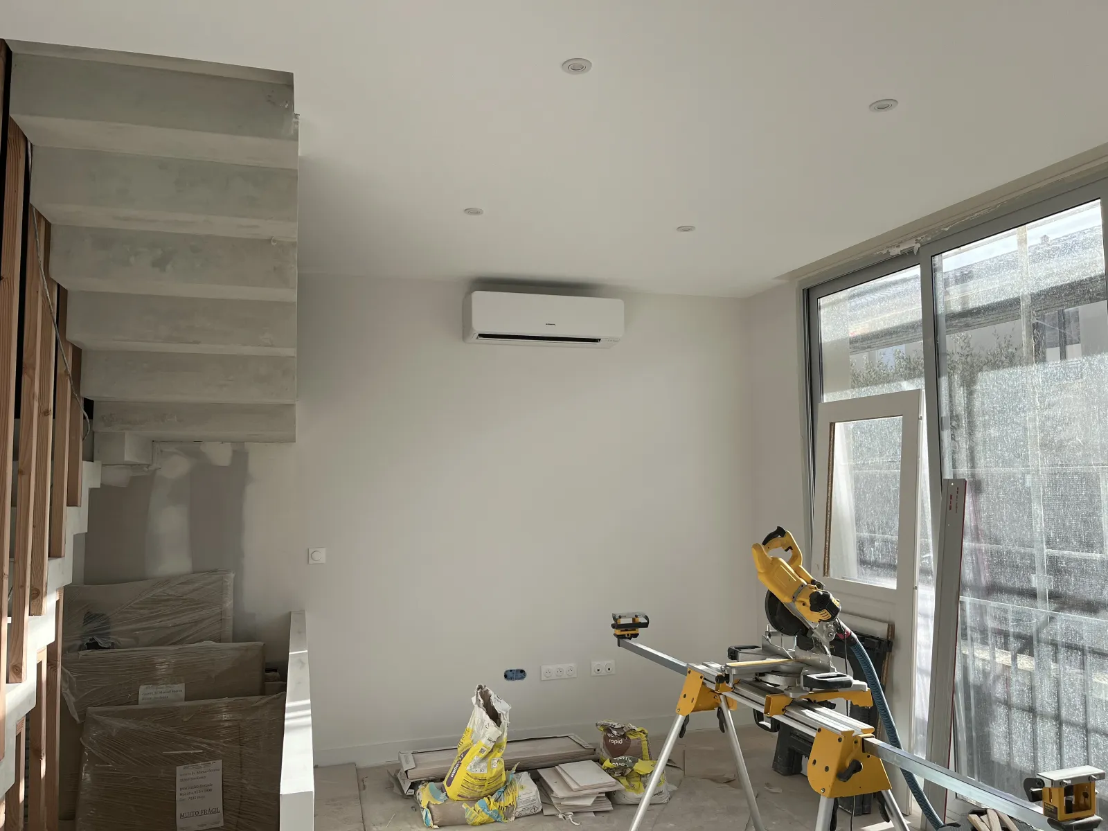 Mural de 5 kW de la climatisation multisplit General dans une maison neuve au Bouscat